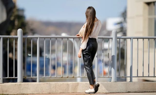Jakie buty do czarnych skórzanych spodni - stylowe opcje na każdą okazję Jakie buty do czarnych skórzanych spodni - stylowe opcje na każdą okazję